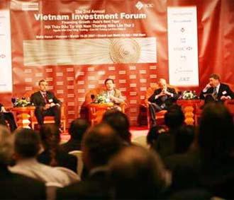 Các nhà đầu tư nước ngoài đang trao đổi tại Diễn đàn Đầu tư Việt Nam lần 2, tổ chức tháng 3/2007 - Ảnh: Tuổi Trẻ.