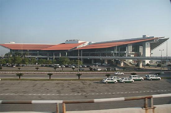 Phía trước sân bay Nội Bài. Cảng hàng không quốc tế Tiên Lãng được kỳ vọng sẽ đóng vai trò dự bị cho sân bay này.