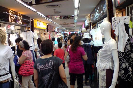 Người dân tấp nập mua bán tại một chợ quần áo ở Quảng Châu.