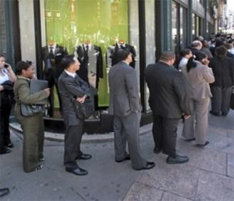 Người thất nghiệp ở Mỹ xếp hàng tham gia một hội trợ việc làm tại New York hồi tháng 5 - Ảnh: AP.