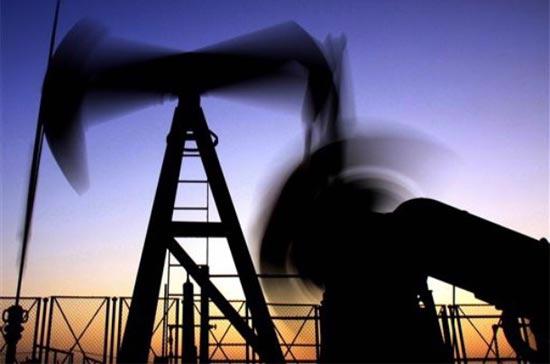 Một giàn khoan dầu tại Sakhir, Bahrain. Tại thị trường châu Á sáng nay, giá dầu tiếp tục điều chỉnh giảm mạnh, có lúc xuống dưới 80 USD/thùng - Ảnh: AP.
