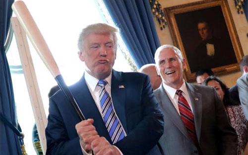 Tổng thống Mỹ Donald Trump cầm một cây gậy bóng chày tại một sự kiện quảng bá hàng hóa sản xuất tại Mỹ tổ chức tại Nhà Trắng, ngày 17/7/2007 - Ảnh: Reuters.<br>