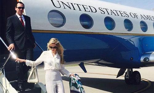 Bộ trưởng&nbsp; Bộ Tài chính Mỹ Steven Mnuchin và vợ bước xuống từ máy bay công vụ trong chuyến đi gây tranh cãi hồi tháng 8.<br>