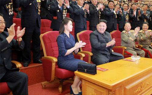 Nhà lãnh đạo Triều Tiên Kim Jong Un và phu nhân Ri Sol Ju trong buổi lễ tổ chức hôm 10/9 ăn mừng vụ thử hạt nhân lần thứ sáu của nước này - Ảnh: KCNA/Reuters.<br>