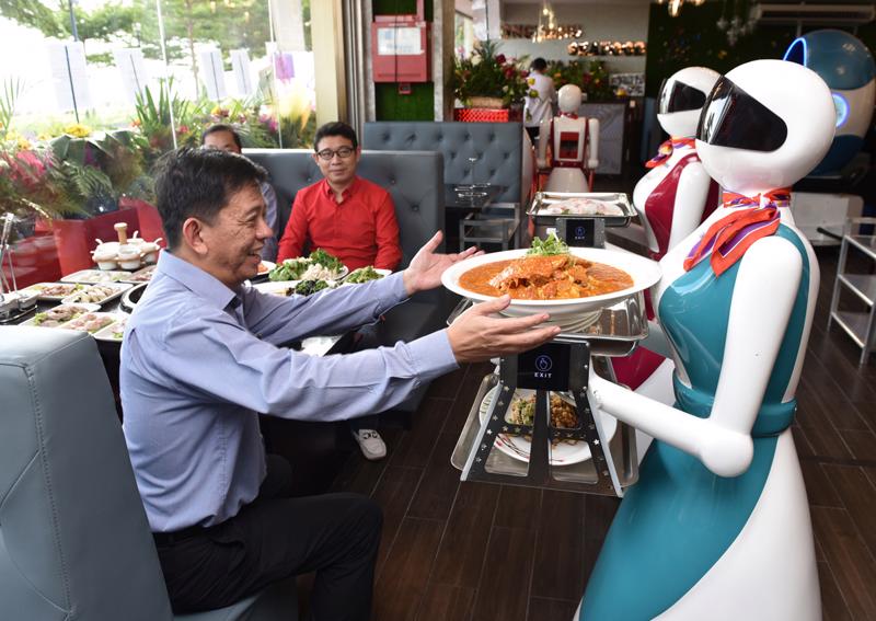 Người máy (robot) phục vụ trong một nhà hàng của Singapore - Ảnh: AsiaOne.<br>