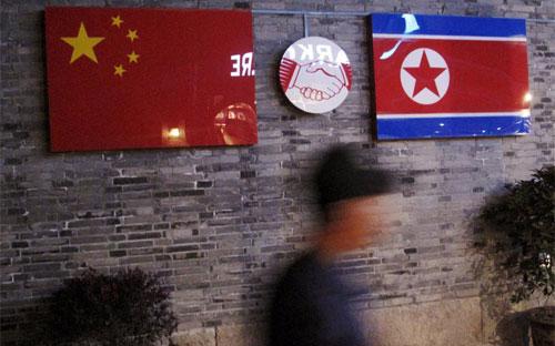 Cờ Trung Quốc và Triều Tiên bên ngoài một nhà hàng Triều Tiên ở Ninh Ba, Triết Giang, Trung Quốc, tháng 4/2016 - Ảnh: Reuters.<br>