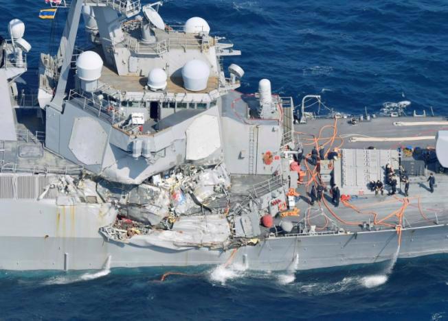 Tàu khu trục của Mỹ USS Fitzgerald hư hại sau cú va chạm với tàu chở hàng Philippines - Ảnh: Kyodo/Reuters.