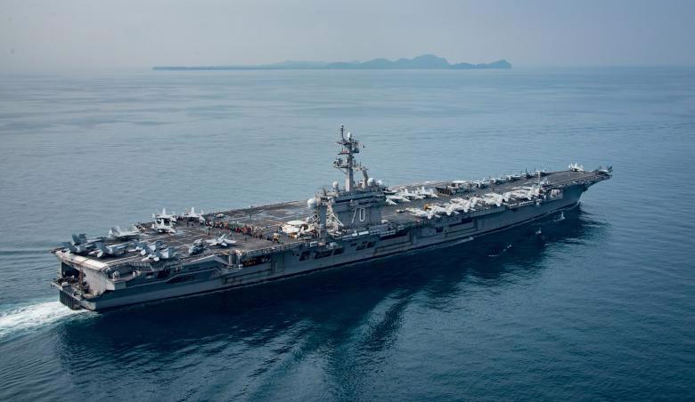 Hàng không mẫu hạm Mỹ Carl Vinson di chuyển qua eo biển Sunda, Indonesia, ngày 15/4 - Ảnh: Hải quân Mỹ/Reuters.<br>