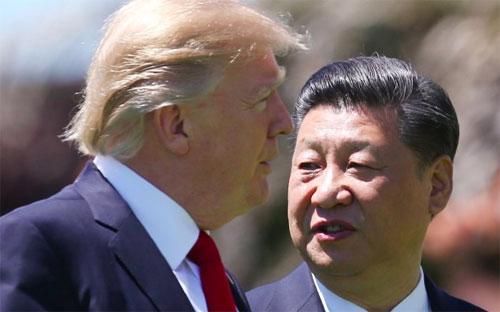 Tổng thống Mỹ Donald Trump (trái) và Chủ tịch Trung Quốc Tập Cận Bình trong cuộc gặp thượng đỉnh ở Florida, hôm 7/4/2017 - Ảnh: Reuters.<br>
