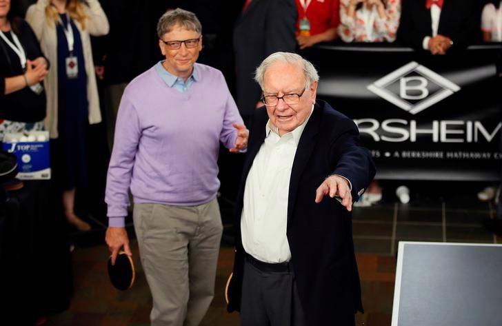Tỷ phú Warren Buffett (phải) và tỷ phú Bill Gates tại đại hội cổ đông của Berkshire Hathaway vào tháng 5/2017 - Ảnh: Reuters.<br>