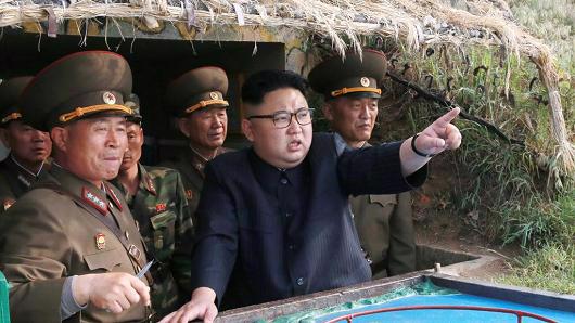 Nhà lãnh đạo Triều Tiên Kim Jong Un và các tướng lĩnh quân đội nước này - Ảnh: KCNA/CNBC.<br>