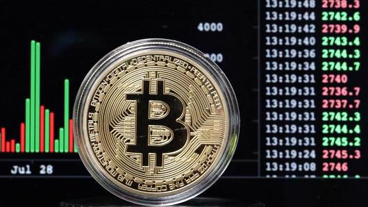 Mô hình một đồng tiền ảo Bitcoin được dùng như một vật lưu niệm - Ảnh: CNBC.<br>