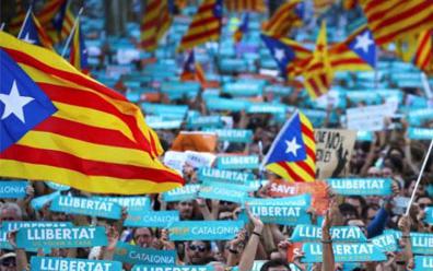 Một cuộc biểu tình ủng hộ Catalonia ly khai diễn ra ở Barcelona hôm thứ Bảy - Ảnh: Reuters.