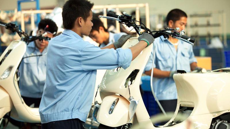 Công nhân làm việc trong nhà máy lắp ráp xe máy Piaggio tại Việt Nam.