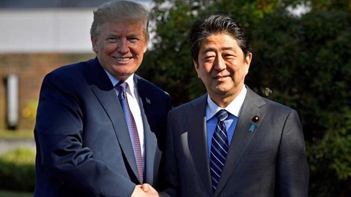 Tổng thống Mỹ Donald Trump (trái) gặp Thủ tướng Nhật Shinzo Abe ngày 5/11 - Ảnh: Reutes.