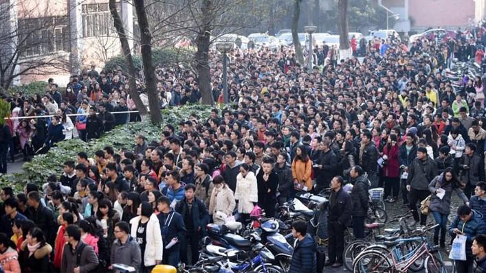 Dòng người xếp hàng chờ thi công chức ở Hợp Phì, Trung Quốc, tháng 11/2016 - Ảnh: Tân Hoa Xã/SCMP.