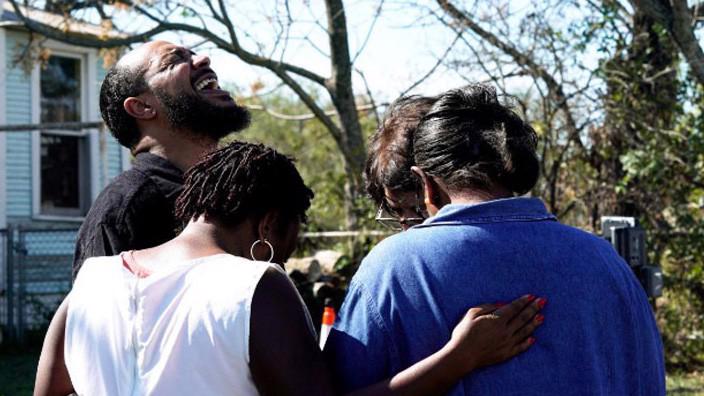 Người dân địa phương đau khổ vì mất người thân, bạn bè trong vụ xả súng nhà thờ ở bang Texas hôm Chủ nhật - Ảnh: Reuters.