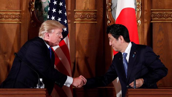 Tổng thống Mỹ Donald Trump (trái) và Thủ tướng Nhật Bản Shinzo Abe bắt tay tại buổi họp báo sau cuộc gặp thượng đỉnh ở Tokyo ngày 6/11 - Ảnh: Reuters.