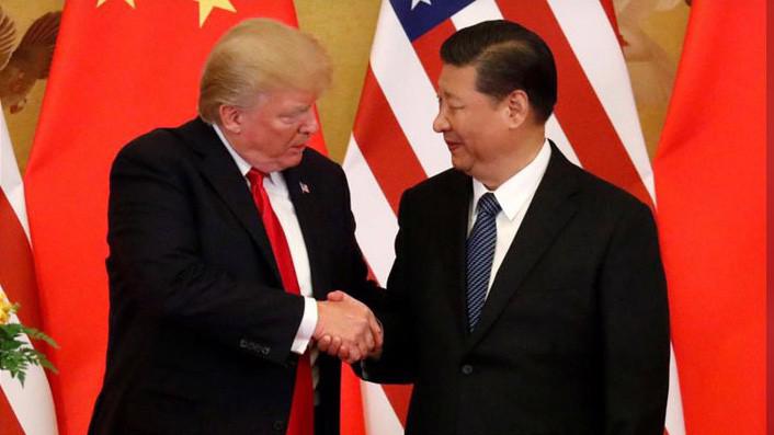 Tổng thống Mỹ Donald Trump (trái) bắt tay Chủ tịch Trung Quốc Tập Cận Bình khi hai nhà lãnh đạo ra tuyên bố chung tại Bắc Kinh, Trung Quốc ngày 9/11 - Ảnh: Reuters.