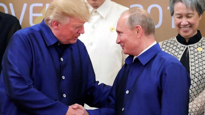 Tổng thống Mỹ Donald Trump (trái) và Tổng thống Nga Vladimir Putin bắt tay tại tiệc tối thượng đỉnh APEC, Đà Nẵng, ngày 10/11 - Ảnh: Reuters.