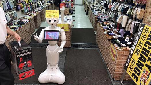 Một robot (người máy) bán tất trong một cửa hiệu ở Osaka, Nhật Bản - Ảnh: Getty/CNBC.