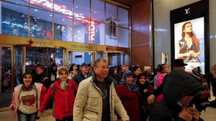 Người mua sắm đổ tới trung tâm bán lẻ Macy's ở khu Manhattan, New York, Mỹ, tối ngày 23/11 - Ảnh: Reuters.