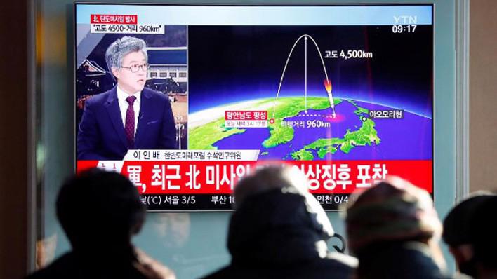 Người dân ở Seoul, Hàn Quốc theo dõi bản tin truyền hình về vụ phóng tên lửa sáng 29/11 của Triều Tiên - Ảnh: Reuters.