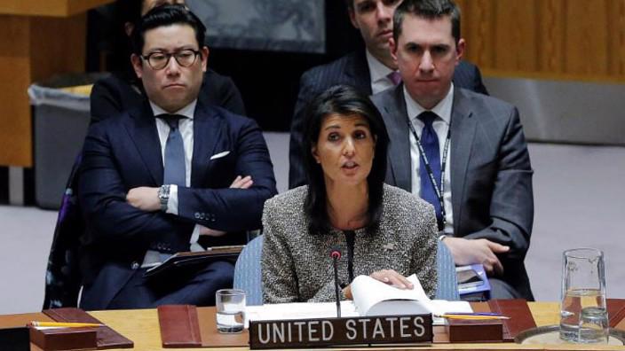 Đại sứ Mỹ tại Liên hiệp quốc Nikki Haley (giữa) phát biểu tại cuộc họp khẩn của Hội đồng Bảo an về vấn đề Triều Tiên ngày 29/11 - Ảnh: Reuters.