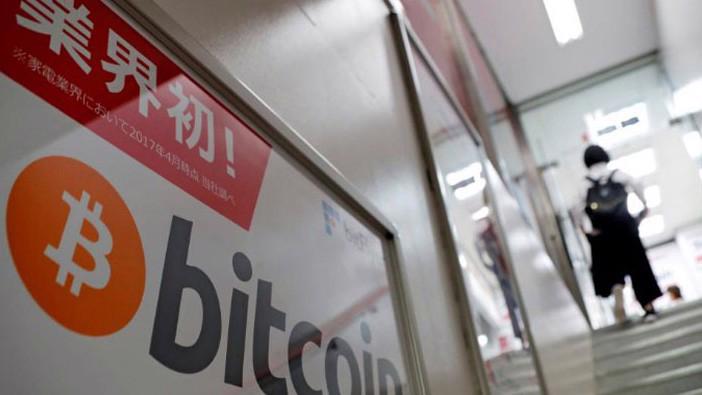 Logo Bitcoin trên quảng cáo về một cửa hàng điện máy ở Nhật hôm 5/9/2017 - Ảnh: Reuters.