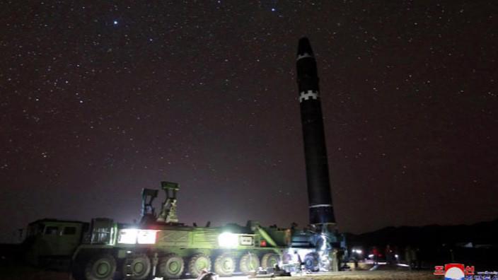 Ảnh chụp một quả tên lửa Hwasong-15, loại tên lửa có thể bay đến đại lục Mỹ mà Triều Tiên phóng thử hôm 29/11 - Ảnh: KCNA/Reuters.