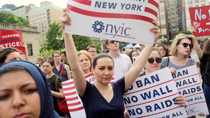 Một cuộc biểu tình phản đối sắc lệnh hạn chế nhập cảnh của Tổng thống Donald Trump ở New York, tháng 6/2017 - Ảnh: Reuters.