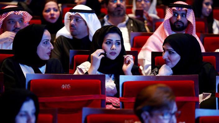 Khán giả Saudi Arabia xem biểu diễn âm nhạc tại một trường đại học ở thủ đô Riyadh - Ảnh: Reuters.