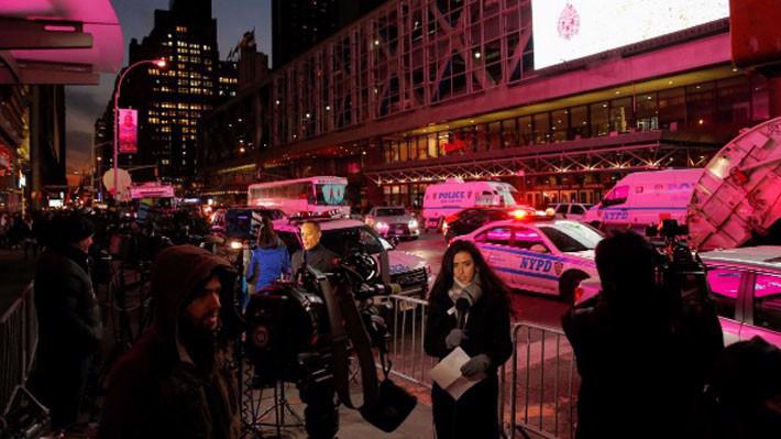 Các nhà báo đang tác nghiệp trước nhà ga tàu điện ngầm ở Quảng trường Thời đại, New York, Mỹ, sau vụ tấn công khủng bố bất thành ngày 11/12 - Ảnh: Reuters.