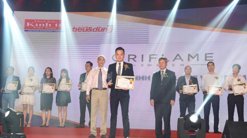 Đại diện nhãn hàng Oriflame Việt Nam, ông Đỗ Đăng Khoa nhận danh hiệu "Tin & Dùng 2017".