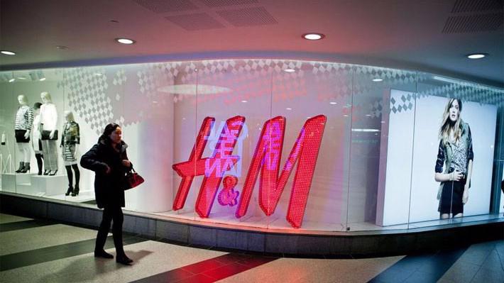 H&M đang thua kém Zara về mảng bán lẻ trực tuyến - Ảnh: Bloomberg.