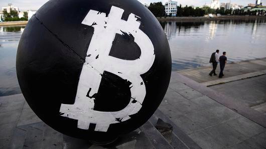 Biểu tượng Bitcoin trên một quả cầu bằng đá sơn đen đặt trên một quảng trường ở thành phố Yekaterinburg, Nga - Ảnh: TASS/CNBC.