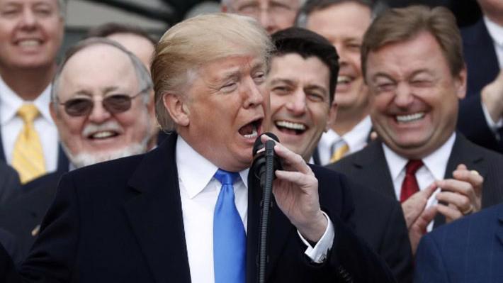 Tổng thống Mỹ Donald Trump và các nghị sỹ Cộng hòa trong lễ ăn mừng kế hoạch cải tổ thuế được Quốc hội thông qua ngày 20/12 - Ảnh: Reuters.