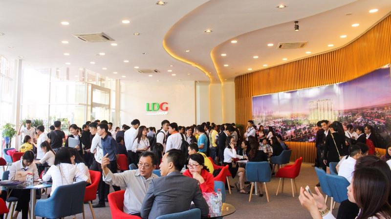 Khách hàng hào hứng tìm hiểu dự án Khu căn hộ thông minh High Intela mặt tiền đại lộ Võ Văn Kiệt.