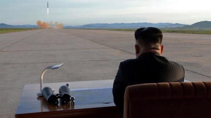 Nhà lãnh đạo Triều Tiên Kim Jong Un thị sát vụ phóng tên lửa Hwasong-12 của nước này hôm 12/9 - Ảnh: KCNA/Reuters.