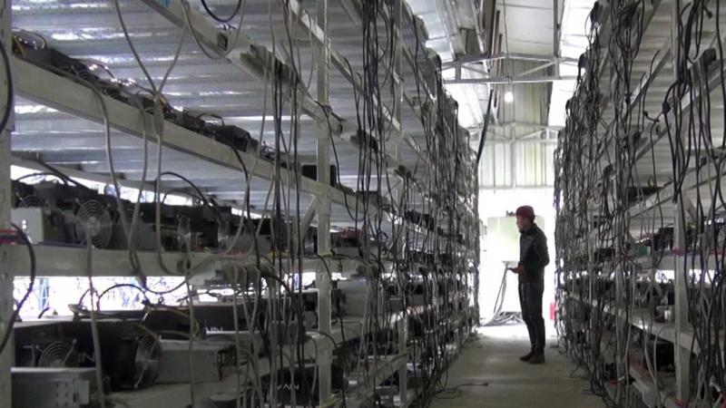 Bên trong một mỏ đào Bitcoin ở Trung Quốc.