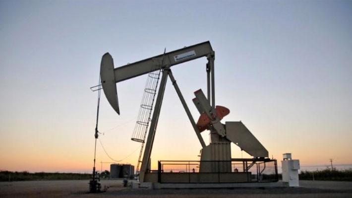 Máy bơm dầu tại một mỏ dầu ở bang Oklahoma, Mỹ, tháng 9/2015 - Ảnh: Reuters.
