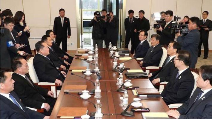 Hai đoàn quan chức cấp cao Triều Tiên và Hàn Quốc tại cuộc đàm phán ngày 9/1 - Ảnh: Reuters.