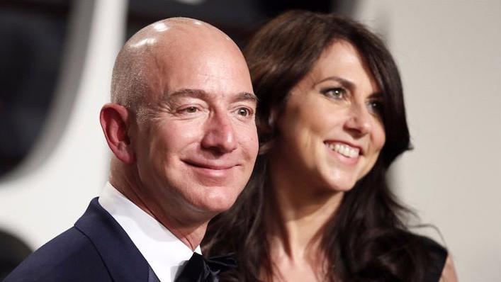 CEO Amazon Jeff Bezos và vợ - Ảnh: Reuters.