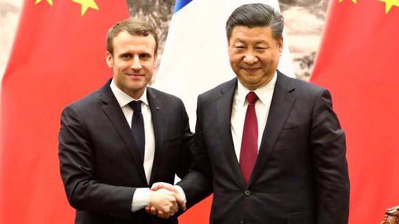 Tổng thống Pháp Emmanuel Macron (trái) và Chủ tịch Trung Quốc Tập Cận Bình trong chuyến thăm Bắc Kinh của ông Macron - Ảnh: Reuters.