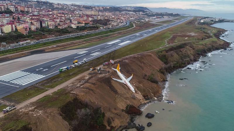 Những hình ảnh ghi lại từ sân bay Trabzon cho thấy chiếc máy bay nằm trên một bờ dốc sát biển, với phần mũi hướng xuống phía dưới - Ảnh: Getty/Bloomberg.