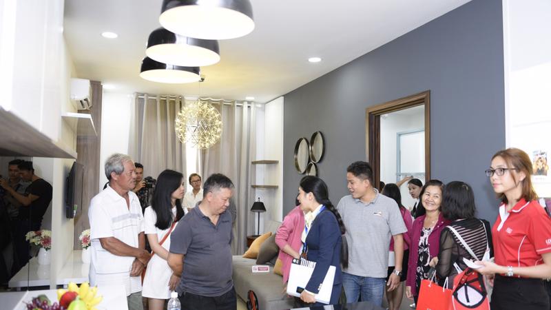 Khách hàng tham quan nhà mẫu thuộc dự án khu căn hộ ven sông Marina Tower có mức giá khoảng 1 tỷ đồng cho căn hộ 2 phòng ngủ.