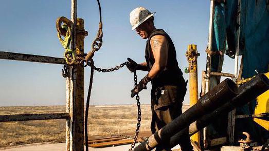 Theo số liệu của IEA, sản lượng dầu của Mỹ hiện ở mức 9,9 triệu thùng/ngày, cao nhất trong khoảng 50 năm trở lại đây - Ảnh: Bloomberg/CNBC.