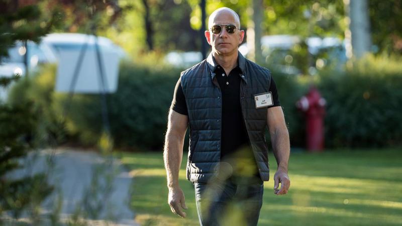 Tỷ phú Jeff Bezos, người giàu nhất thế giới hiện nay.
