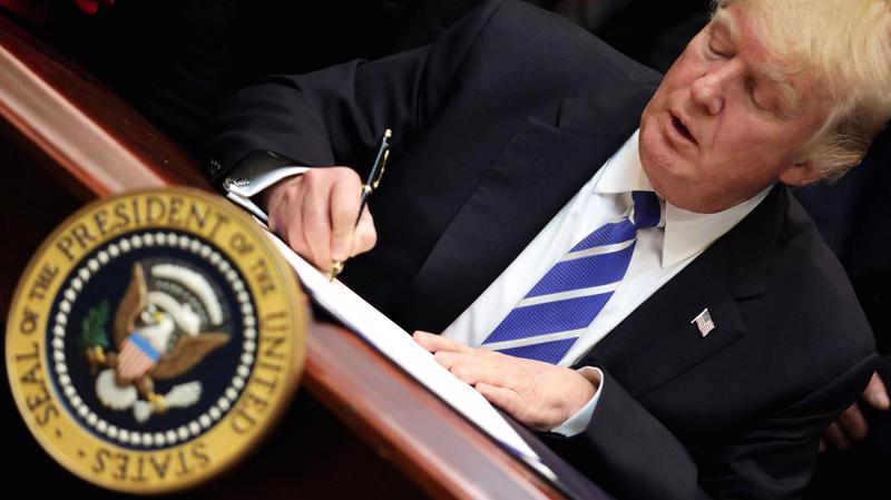 Tổng thống Mỹ Donald Trump đặt bút ký một sắc lệnh hồi tháng 3/2017 - Ảnh: Reuters/CNBC.