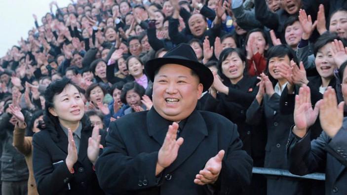 Nhà lãnh đạo Triều Tiên Kim Jong Un thăm một trường sư phạm ở nước này. Ảnh do hãng thông tấn Triều Tiên KCNA công bố hôm 17/1 - Ảnh: KCNA/Reuters.